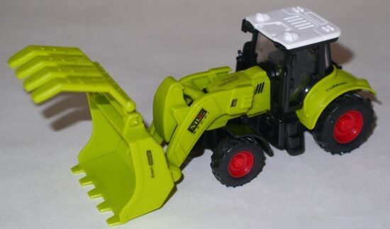 zaļš traktors ar knābi