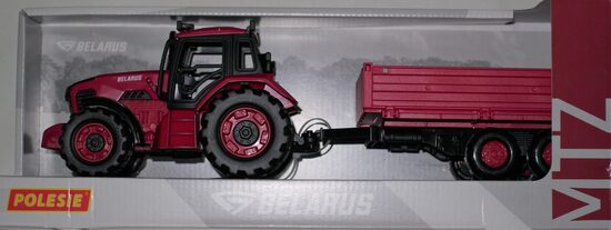 sarkans traktors ar piekabi