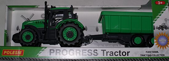 zaļš traktors ar piekabi