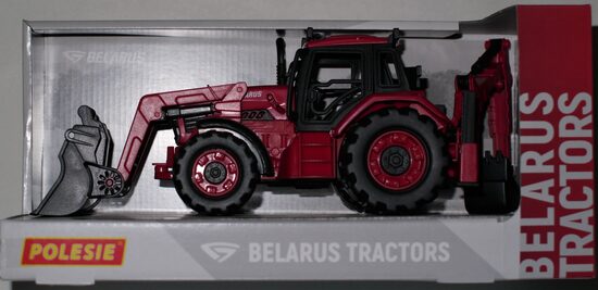 traktors ar šķūri un kausu